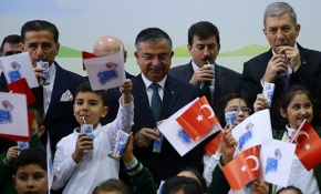 Bakanlar İsmet Yılmaz ve Ahmet Demircan öğrencilerle birlikte süt içti