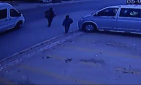 Okul servisinden inen küçük kıza araba çarptı