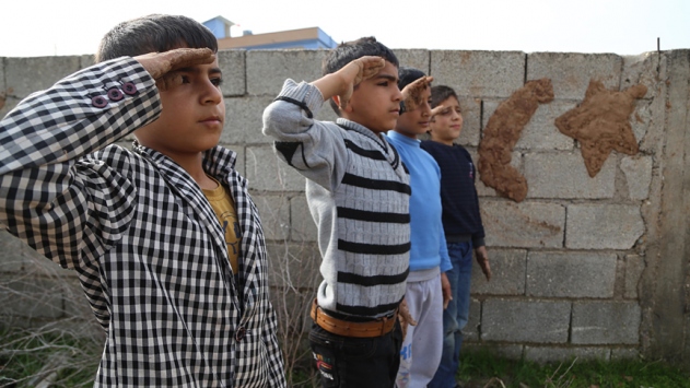 Sınırdaki minik yüreklerin bayrak sevgisi