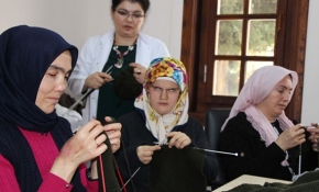 Görme engelli kadınlar Mehmetçik için atkı ve bere örüyorlar