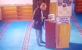 Camiden sadaka parasını çalan hırsız kamerada