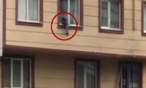 Pencereden düşen çocuğu havada yakaladılar