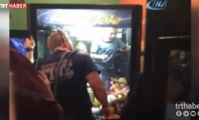 İnatçı çocuk oyuncak makinesinde mahsur kaldı