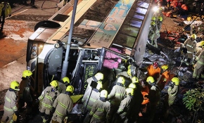 Hong Kong'da otobüs devrildi: 18 ölü