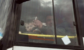 Kucağında çocuğu, elinde telefon ile otobüs kullandı