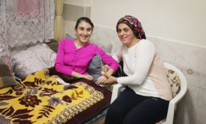 Skolyoz hastası Bilge Kara artık dik oturabiliyor