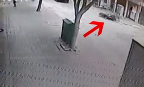 Anne ve çocuğu sürüklenen motosikletin altında kalmaktan son anda kurtuldu