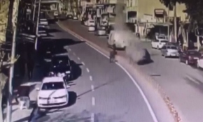 Yolun karşısına geçerken düşen roketten kıl payı kurtuldu