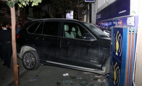 Şişli'de vale lüks ciple telefon bayisine daldı