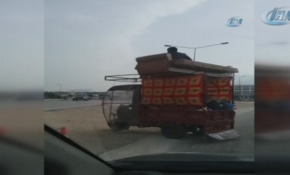 Evini 3 tekerli araçta taşıdı