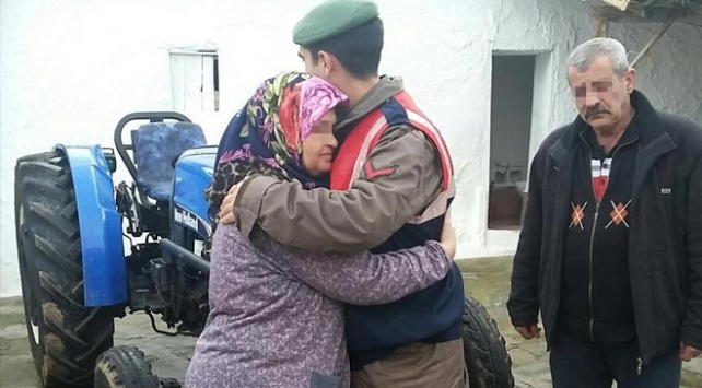 Çalınan traktörlerini bulan jandarmaya sarıldı