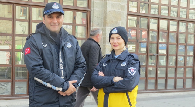 Trabzon'da turistlere Ukrayna asıllı zabıta Nadiia Taşğın rehberlik yapıyor