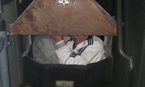 Otobüsün gizli bölmesinde yurt dışına kaçarken yakalandılar