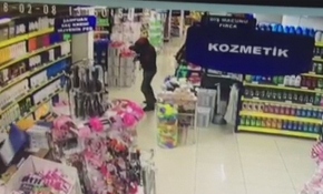 Market çalışanı, silahlı soyguncuyu attığı eşyayla kafasından vurdu