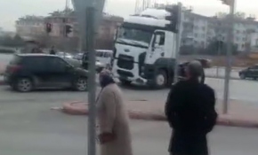 Tır şoförü kasıtlı olarak otomobile çarptı