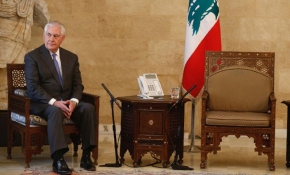 Tillerson dakikalarca tek başına bekledi