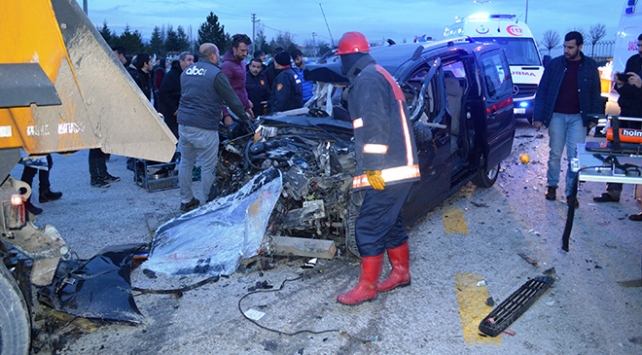 Ankara'da hafif ticari araç tıra çarptı: 4 ölü,1 yaralı