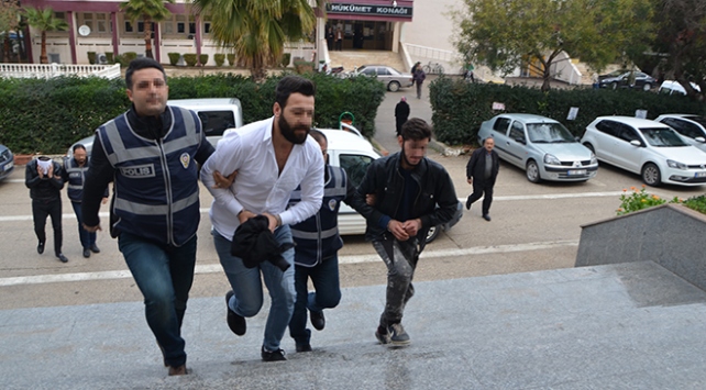 "Canlı yayında" uyuşturucu kullandıkları iddiası: 4 tutuklama