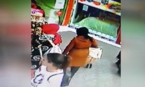 Bebek arabasından çanta çalan hırsızlar güvenlik kamerasına yakalandı