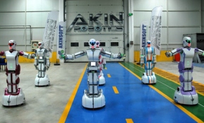 Konya'da üretilen yerli insansı robotlar, "Erik Dalı" oynuyor