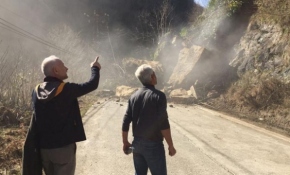 Rize'de toprak kayması cep telefonu kamerasıyla kaydedildi