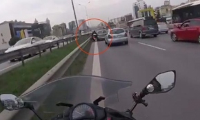 Otomobilin sıkıştırdığı motosikletli böyle kaza yaptı