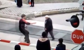 Tren yolundan geçmeye çalışan yaşlı adam son anda kurtarıldı