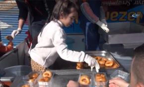 Şehit kızı, Afrin şehitleri için lokma dağıttı