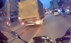 Motosikletlinin ölümden döndüğü anlar kask kamerasına yansıdı