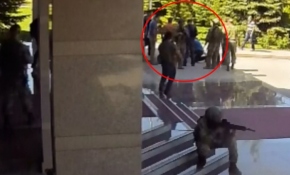 Zekai Aksakallı'nın, Şehit Ömer Halisdemir'i alnından öptüğü an