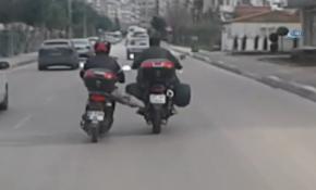 Yakıtı biten motosiklet sürücüsünden tehlikeli çözüm