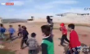 ÖSO mensupları, YPG/PKK'dan kurtarılan köydeki çocuklarla top oynadı