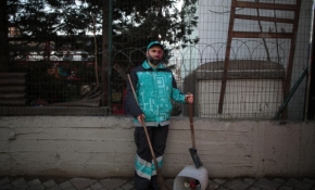 Süpürge ve faraşla karanlıkta başlayan temizlik mesaisi