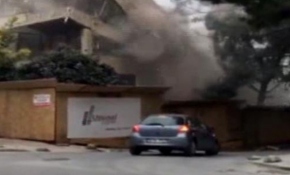 Yola düşen beton bloktan son anda kurtuldu