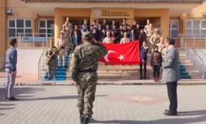 Kütahya'da öğrenciler asker kıyafeti giydi, komando yemini etti