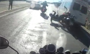 Minibüse çarpan arkadaşını ezmekten kıl payı kurtuldu