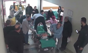 Kahraman doktor sedyenin üstüne çıkıp kalbinden bıçaklanan adamı hayata döndürdü