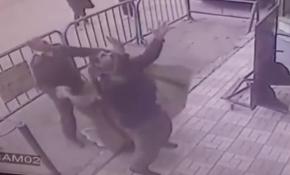 Balkondan düşen çocuğu son anda kurtardılar