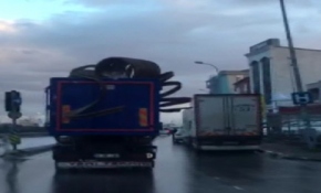 Aşırı yüklü kamyon faciaya neden olacaktı