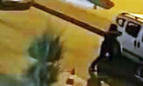 Camını kırdıkları otomobilden 30 bin lira çaldılar