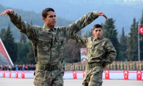 Komandolardan zeybek, horon ve halay performansı