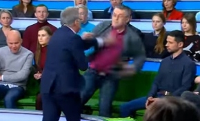 Rusya'da canlı yayında yumruklar havada uçuştu