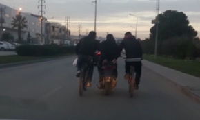 Bisiklet sürücüleri, ortalarındaki motosikletten destek aldılar