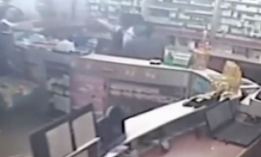 Reçetesiz ilaç almak isteyen şahıs, eczacıyı darp etti