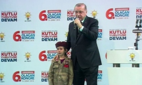 Cumhurbaşkanı Erdoğan, bordo bere takmış küçük kızı sahneye çağırdı