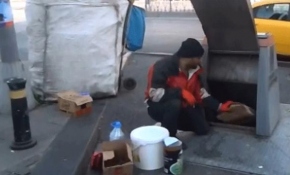 Ekmeklerini yeraltı çöp konteynerinden çıkarttılar