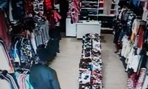 Kasanın boş olduğunu gördü, sadaka kutusunu çaldı