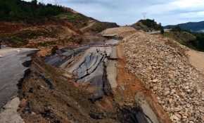 Antalya'da heyelan nedeniyle yol çöktü