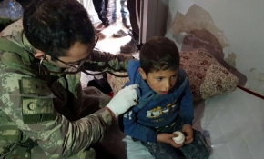 Teröristlere geçit vermeyen TSK'dan sivillere şefkat eli