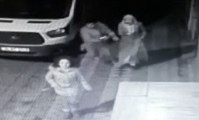 İstanbul'da çocuğuyla yürüyen kadına kapkaç şoku